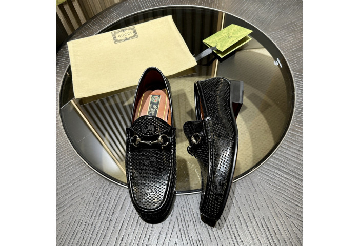 G*u*i loafer
