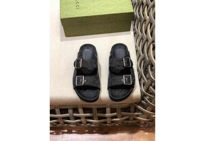 G*u*i sandals