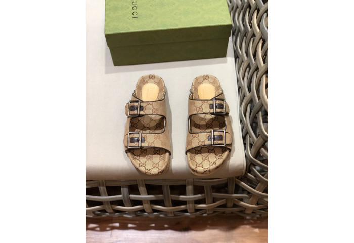 G*u*i sandals