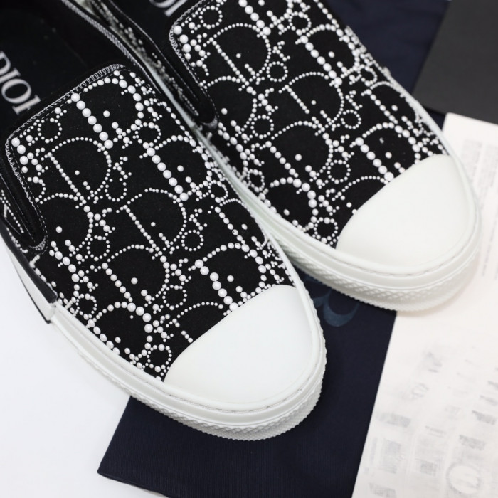 d1or b23 sneaker